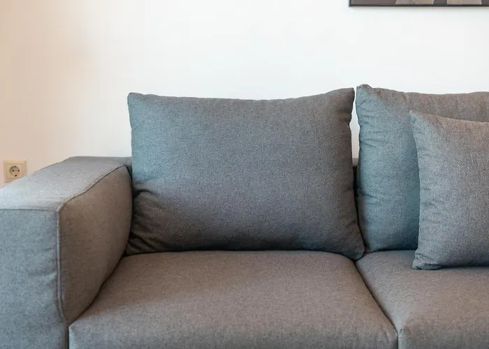 Laura By The Sea לאמפי