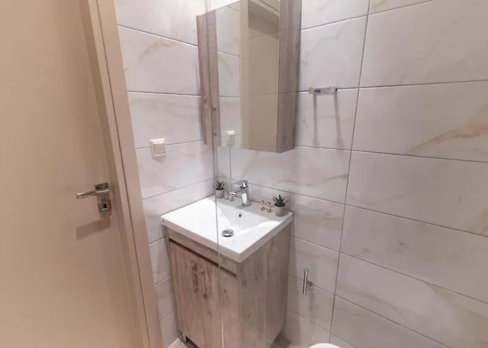 Laura By The Sea * לאמפי