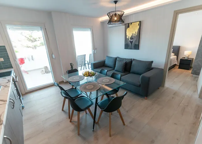 Laura By The Sea לאמפי