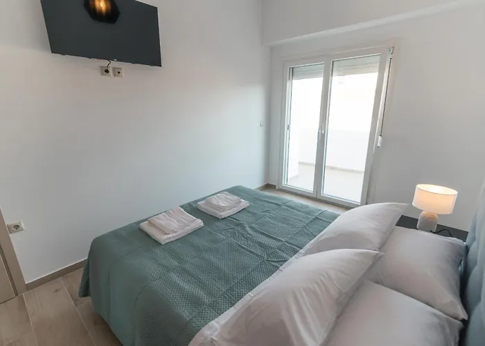 Laura By The Sea לאמפי