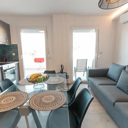 Laura By The Sea Apartman