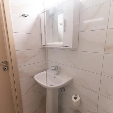 Laura By The Sea * Lámbi